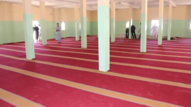 صورة بلدية عرفات تطلق عمليتها السنوية لتفريش المساجد
