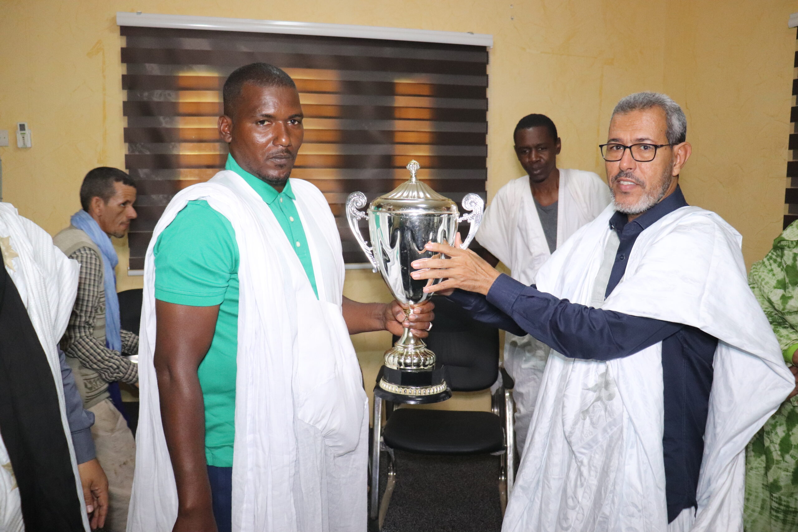صورة عمدة عرفات: يتسلم كأسي بطولة موريتانيا للكرة الحديدية لفئتي الكبار والمحترفين