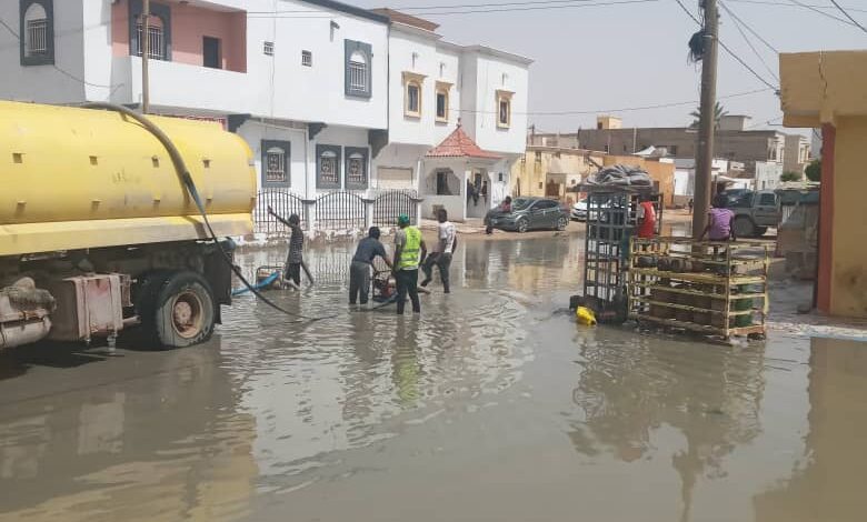صورة بلدية عرفات تطلق عملية شفط مياه الأمطار عن الشوارع المغمورة والأسر المتضررة للمرة الثانية خلال فصل الأمطار