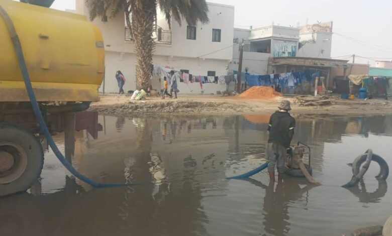 صورة تواصل عملية شفط مياه الأمطار لليوم الثاني على التوالي في بلدية عرفات
