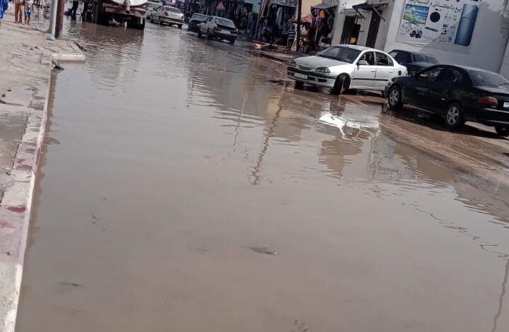 صورة بلدية عرفات تواصل شفط مياه الأمطار عن مختلف الأحياء والشوارع الرئيسية لليوم الرابع على التوالي