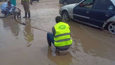 صورة اطلاق حملة واسعة لشفط المياه عن جميع الطرق والشوارع الرئيسة بالمقاطعة .