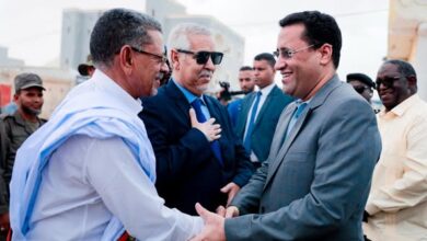 صورة عمدة بلدية عرفات يستقبل الوزير الأول في زيارة ميدانية لتفقد تنفيذ برنامج تنمية مدينة نوكشوط