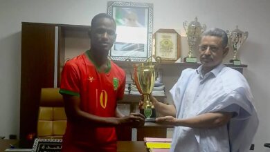 صورة عمدة البلدية يتسلم كأس البطولة الوطنية لكرة القدم المصغرة للميني فوتبول
