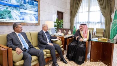 صورة عمدة بلدية عرفات يلتقي بصاحب السمو الملكي أمير منطقة الرياض