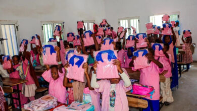 صورة بلدية عرفات تطلق النسخة الثانية من حملة تقسيم الزي المدرسي على جميع مدارس البلدية