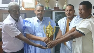 صورة نادي بلدية عرفات للكرة الحديدية يسلم كأس الوصافة لعمدة البلدية