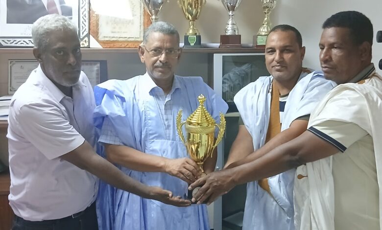 صورة نادي بلدية عرفات للكرة الحديدية يسلم كأس الوصافة لعمدة البلدية