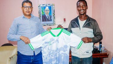 صورة عمدة بلدية عرفات يمنح الزي الرياضي لفريق الصم بالمقاطعة