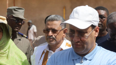 صورة عمدة عرفات يستقبل الوزير الأول المختار ولد أجاي خلال تفقده للمنشآت بالمقاطعة