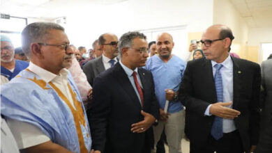 صورة عمدة عرفات يرافق وزير الصحة في زيارة لمستشفى الصداقة ويتكفل بعلاج مريض بالفشل الكلوي