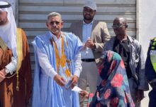 صورة إلى جانب والي ولاية نواكشوط الجنوبية والمفوض المساعد للأمن الغذائي عمدة بلدية عرفات يشرف على إطلاق عملية توزيع غذائي مجاني لصالح 3400 أسرة بالمقاطعة