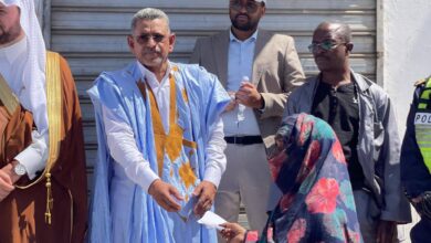 صورة إلى جانب والي ولاية نواكشوط الجنوبية والمفوض المساعد للأمن الغذائي عمدة بلدية عرفات يشرف على إطلاق عملية توزيع غذائي مجاني لصالح 3400 أسرة بالمقاطعة