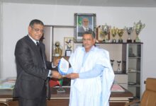 صورة عمدة بلدية عرفات يتسلم درعا تكريميا من نقابة الصحفيين الموريتانيين