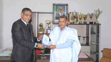 صورة عمدة بلدية عرفات يتسلم درعا تكريميا من نقابة الصحفيين الموريتانيين