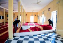 صورة بلدية عرفات تطلق عملية لتفريش عشرات المساجد بالمقاطعة