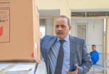 صورة الأمين العام للبلدية يشرف على توزيع وجبات الفطور في اليوم الأخير من امتحان ختم الدروس الابتدائية