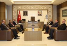 صورة رئيس بلدية سلجوقلو يستقبل عمدة بلدية عرفات ويبحثان سبل تعزيز التعاون المشترك