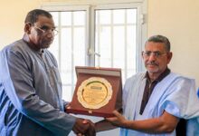 صورة رابطة أولياء التلاميذ والطلاب بمقاطعة عرفات تكرّم عمدة بلدية عرفات تقديرا لعطائه في خدمة المدرسة الجمهورية