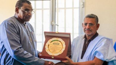 صورة رابطة أولياء التلاميذ والطلاب بمقاطعة عرفات تكرّم عمدة بلدية عرفات تقديرا لعطائه في خدمة المدرسة الجمهورية