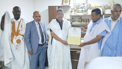 صورة النقابة الحرة لعمال التجمعات المحلية تكرم عمدة بلدية عرفات تقديرا لجهوده في تحسين ظروف العمال والرفع من شأنهم